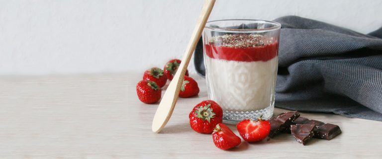 Read more about the article Strawberry Panna Cotta with hemp seeds, vegan