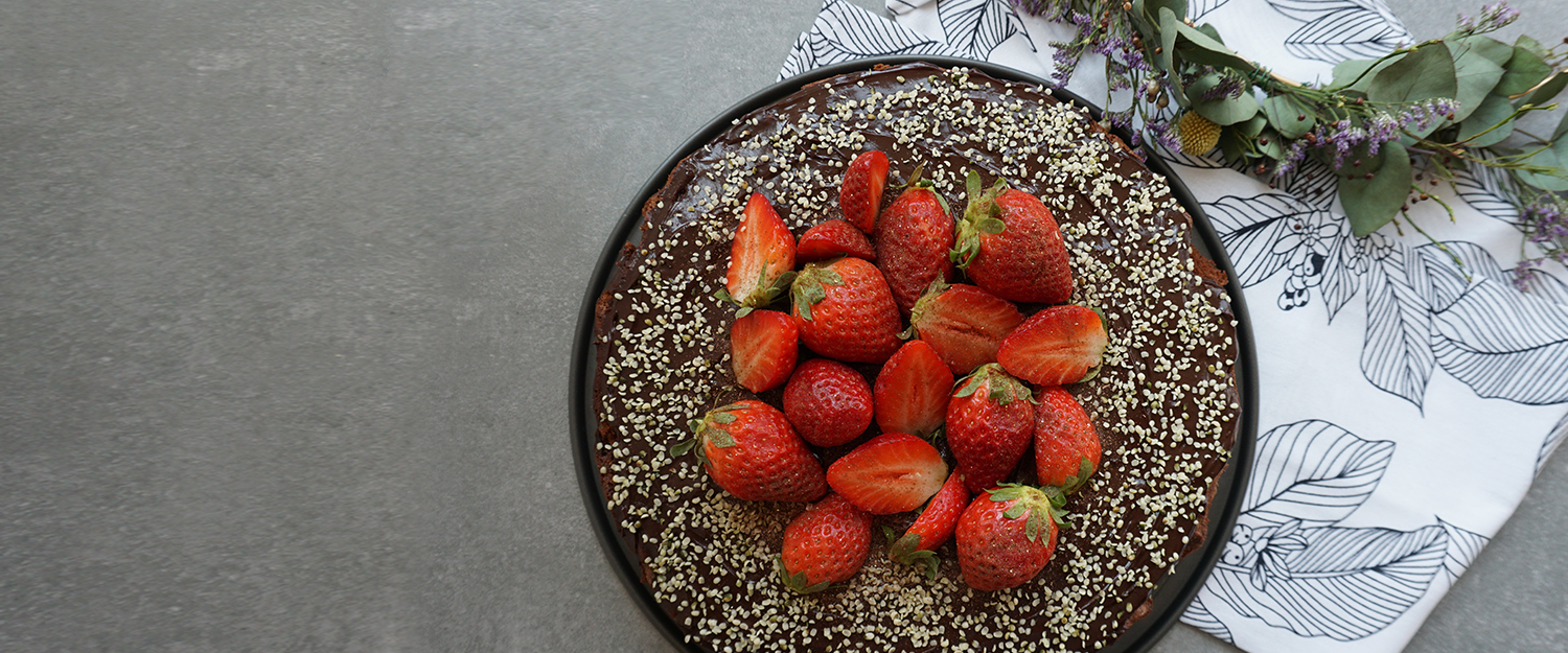 You are currently viewing Hemp chocolate cake with strawberries